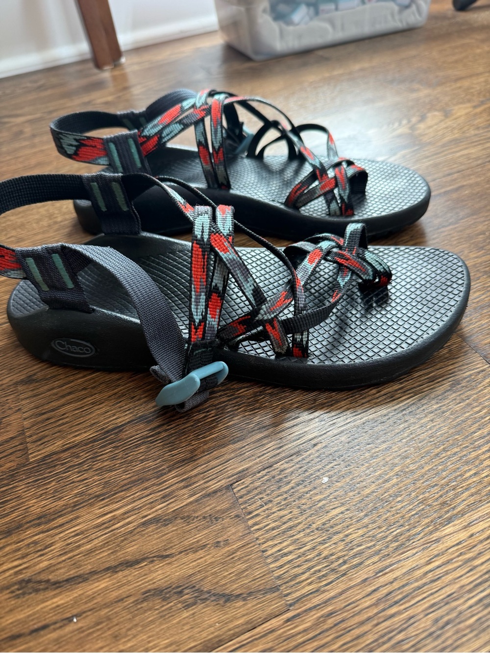 Chaco women’s toe ring sandals -Like new!